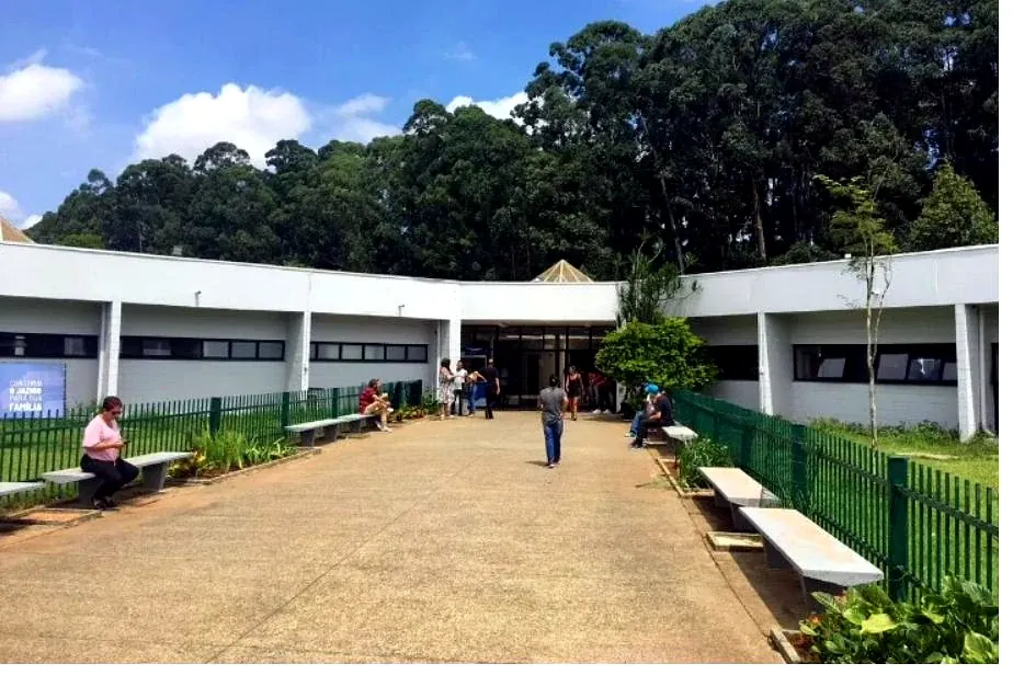 Fachada do prédio do velório do Cemitério da Vila Formosa